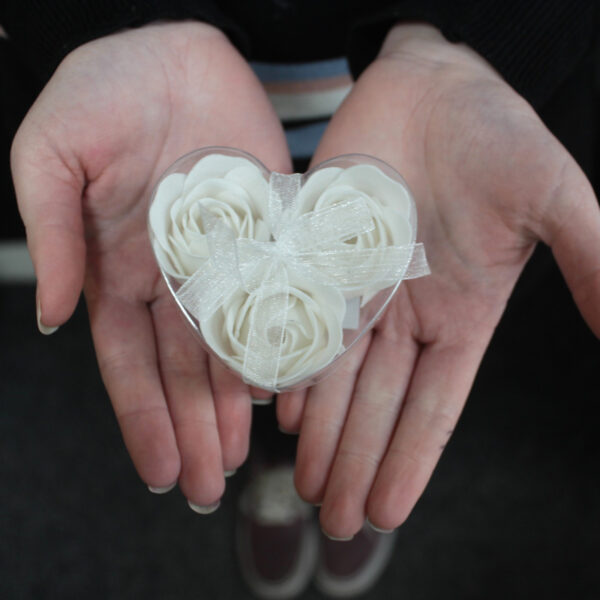 Set de 3 flores de jabón caja corazón - rosas blanca - Imagen 3